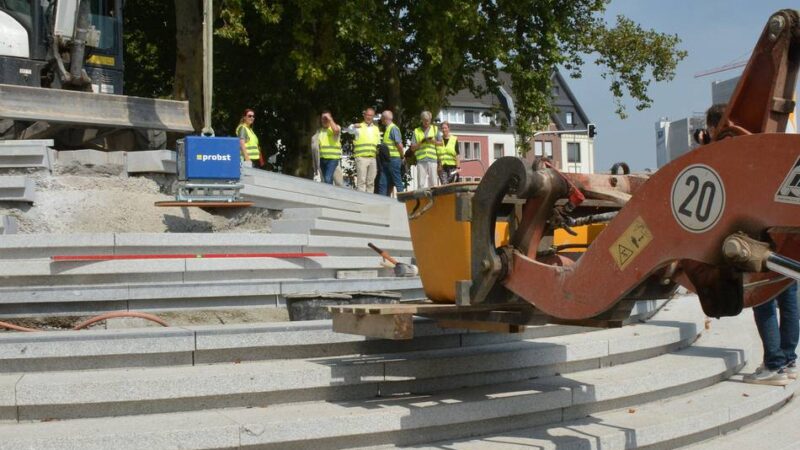 Baustellenrundgang im Kulturanger der Landesgartenschau Neuss: Wie eine Treppe zur Tribüne wird