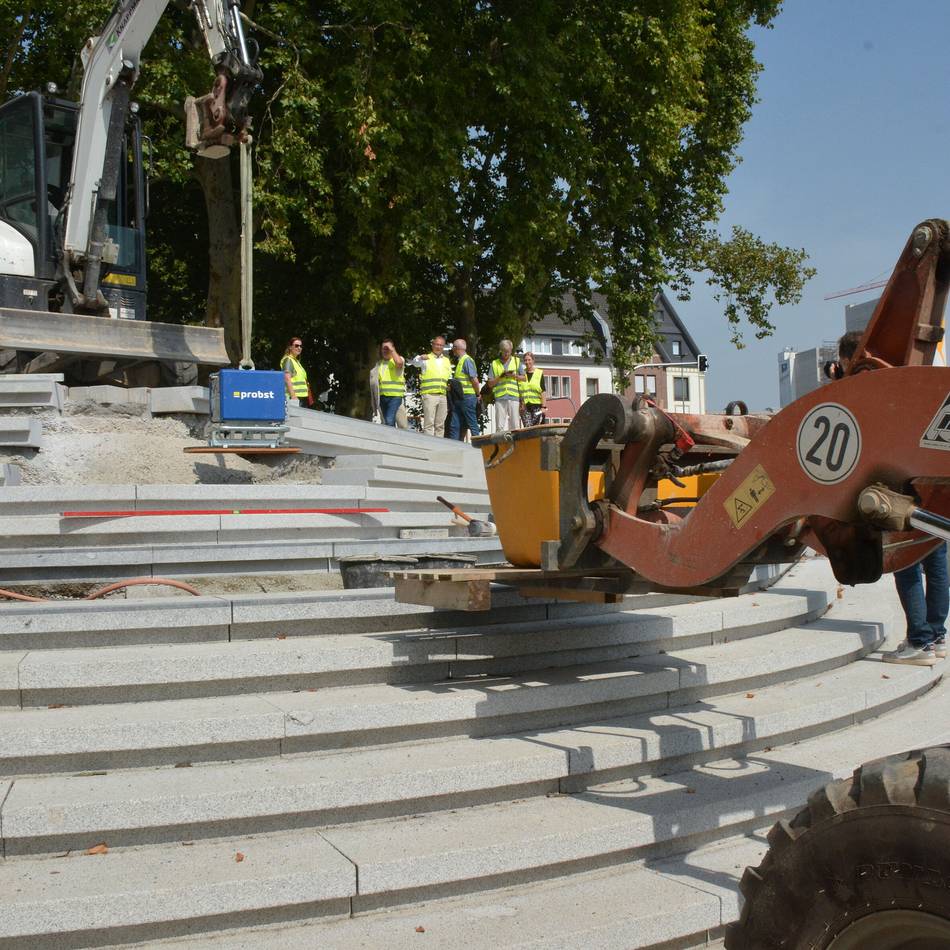 Baustellenrundgang im Kulturanger der Landesgartenschau Neuss: Wie eine Treppe zur Tribüne wird