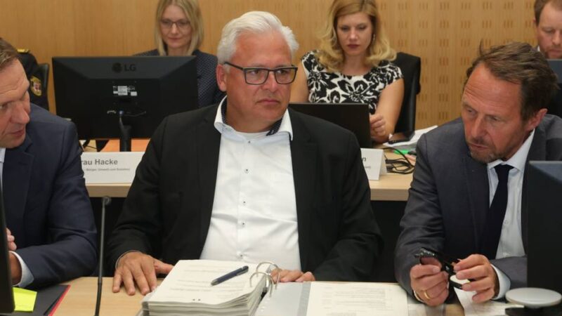 Ratssitzung in Leverkusen: Gebühren-Skandal – Richrath suspendiert Baudezernentin Deppe