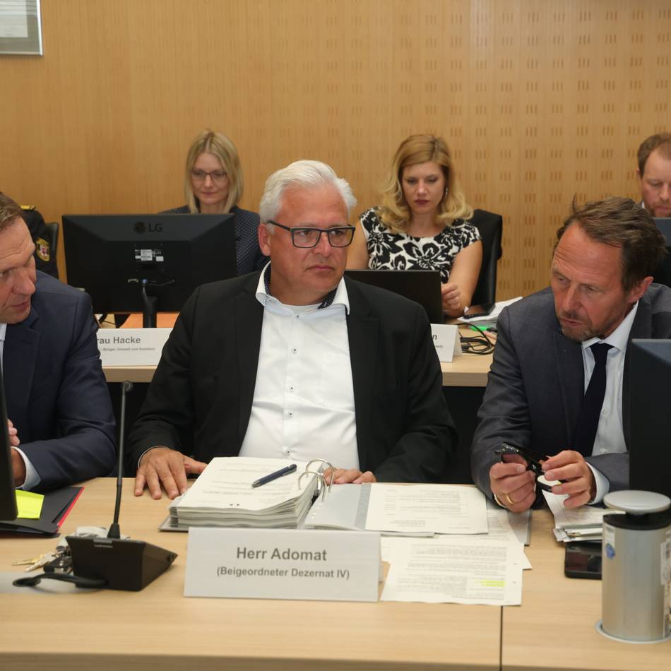 Ratssitzung in Leverkusen: Gebühren-Skandal – Richrath suspendiert Baudezernentin Deppe