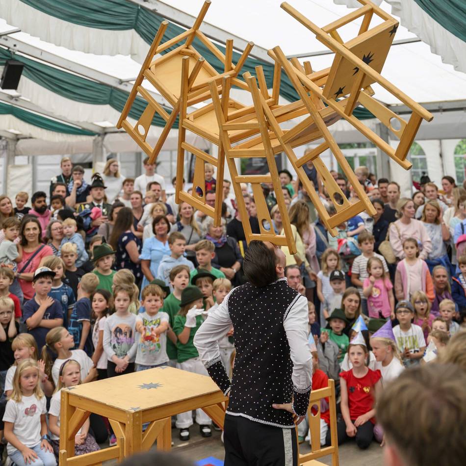 Siebenjährige als Königin : Zirkuskünste beim Kinderschützenfest in Kaarst