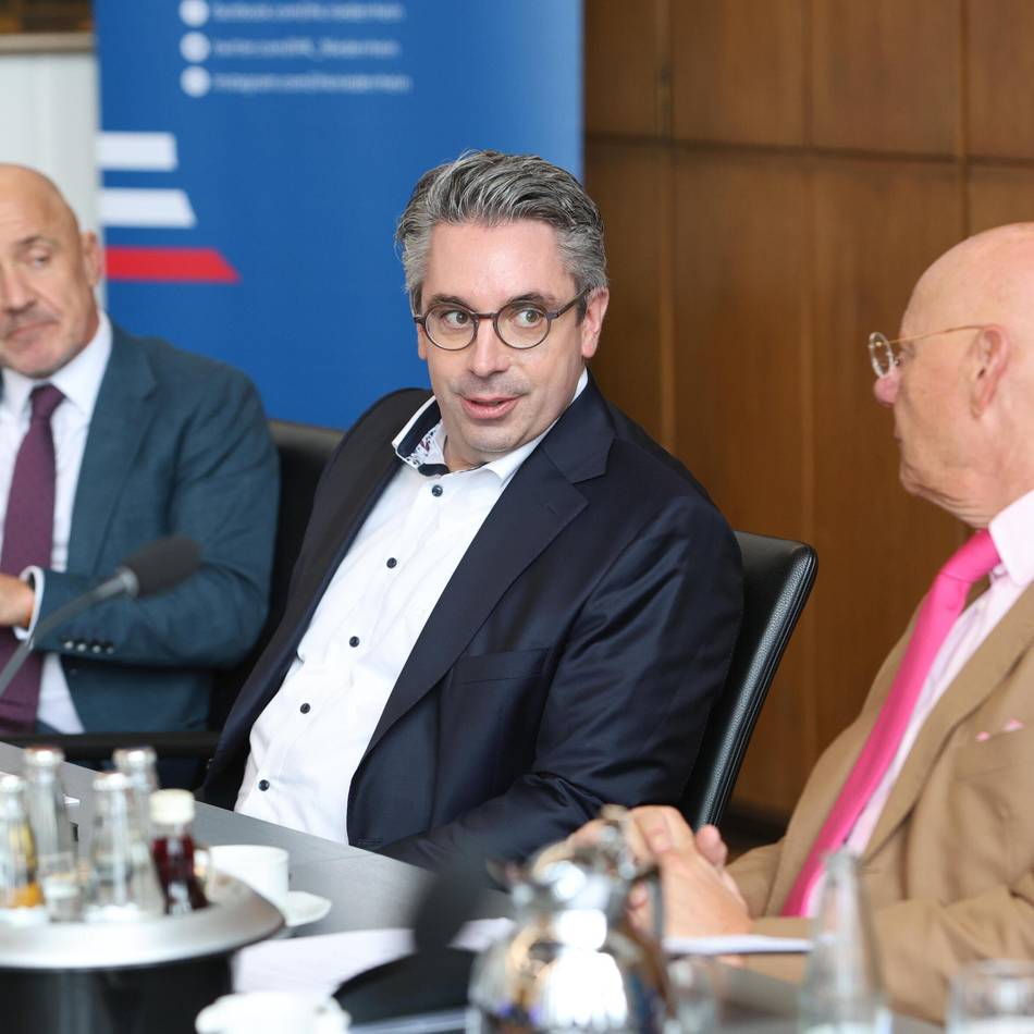 Umfrage der Niederrheinischen IHK: „Katerstimmung nach 100 Tagen Bundesregierung“