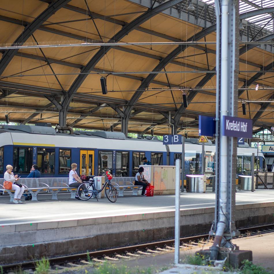 RE10 fährt nur bis Krefeld: Nach Anschlag auf Bahnstrecke – Einschränkungen auch beim Niersexpress