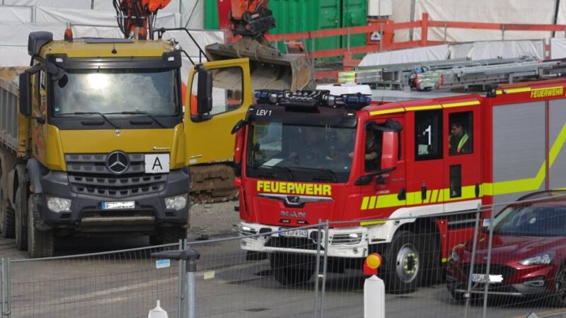 Rettungseinsatz mit Hubschrauber: Arbeiter bei Unfall an der Leverkusener Brücke schwer verletzt