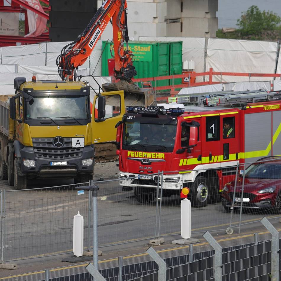Rettungseinsatz mit Hubschrauber: Arbeiter bei Unfall an der Leverkusener Brücke schwer verletzt