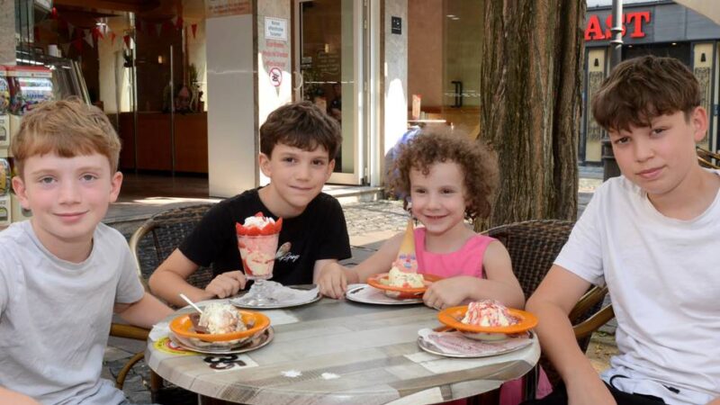 Die buntesten Kindereisbecher in Neuss: „Gerade Kinder lieben es, sich die Sorten selbst auszusuchen“