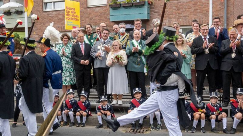 König Christoph I. und Königin Bianca halten in Allerheiligen Hof: Ein Ständchen für den Musiker auf dem Thron