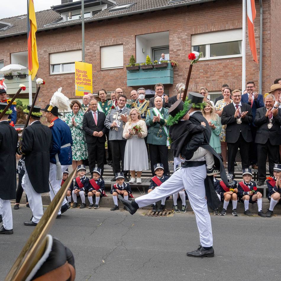 König Christoph I. und Königin Bianca halten in Allerheiligen Hof: Ein Ständchen für den Musiker auf dem Thron