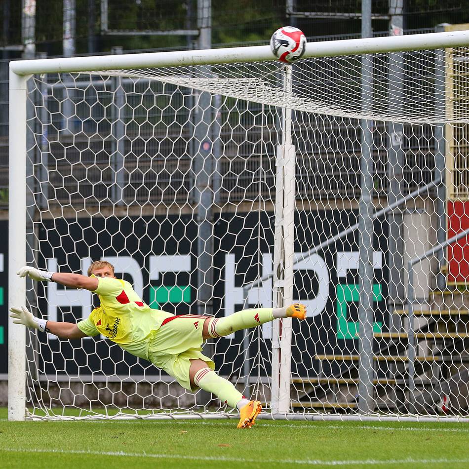 „Glücklich, dass ich meinen Beitrag leisten konnte“: Fortunas U23-Keeper Pawelczyk erst hinter Schock auf der Bank, dann aber mit Glanztat