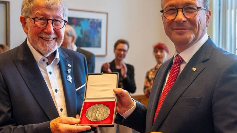 Stadt ehrt den Stadtführer Rolf Lüpertz: „Ein Glücksfall für Neuss“