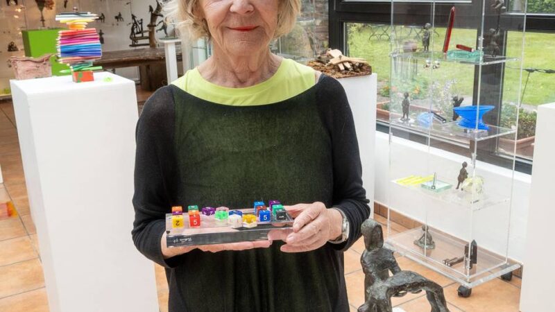 Renate Fellner stellt in Jüchen aus: Kinderleicht und bleischwer – Kunst voller Gegensätze