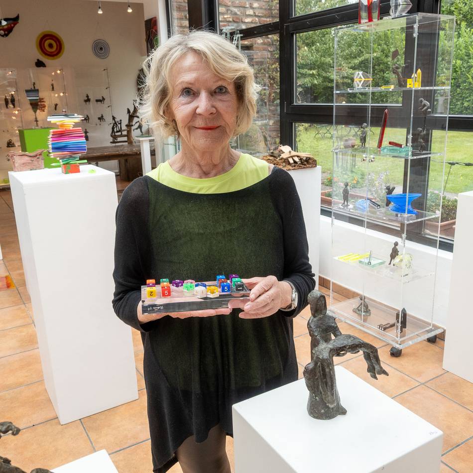 Renate Fellner stellt in Jüchen aus: Kinderleicht und bleischwer – Kunst voller Gegensätze