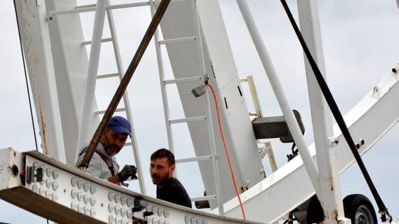 Kirmesvorfreude in Neuss: So wird das 48 Meter hohe Sonnenrad aufgebaut