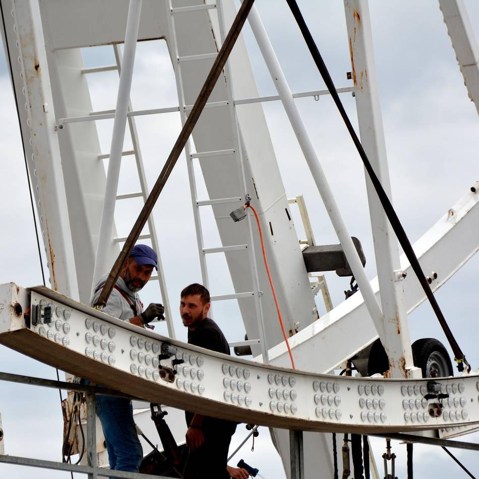 Kirmesvorfreude in Neuss: So wird das 48 Meter hohe Sonnenrad aufgebaut
