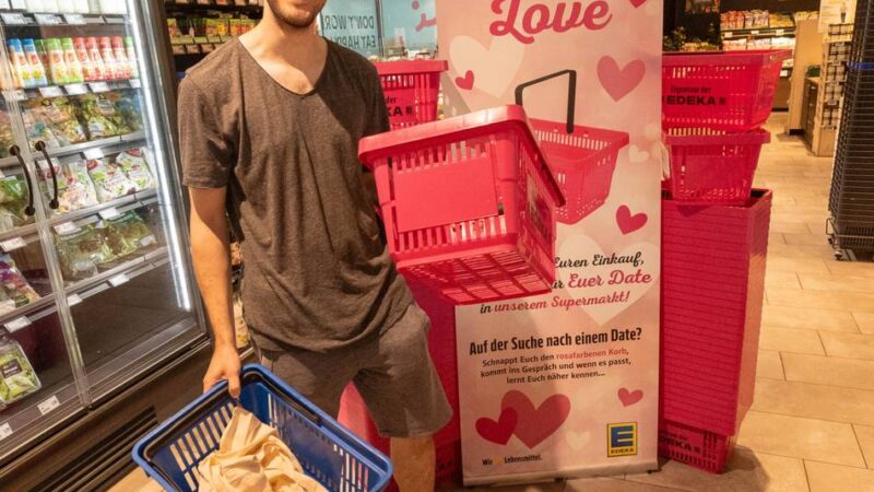 Körbe für Singles in Neusser Edeka: „Vielleicht findet der ein oder andere hier die große Liebe“