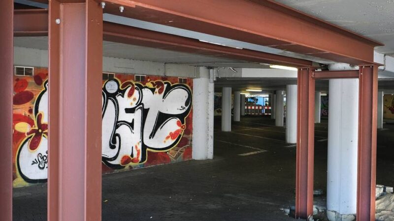 Parkplatz unter der Stadthalle: Schäden an tragenden Betonbauteilen entdeckt