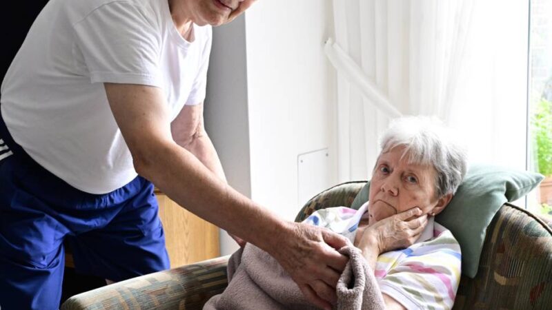 Mann (86) pflegt Ehefrau (85) in Mönchengladbach: „Manchmal fragt sie mich, wann ihr Vater sie abholt“