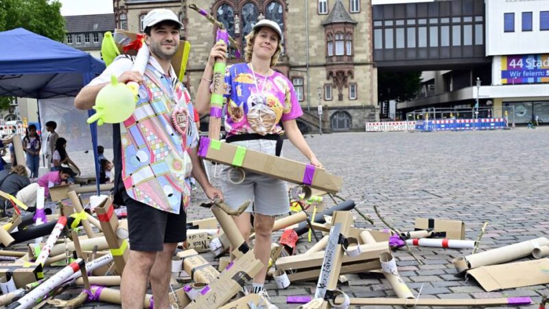 Kunstaktion in Rheydt: Warum am Wochenende Dutzende E-Scooter auf dem Marktplatz lagen