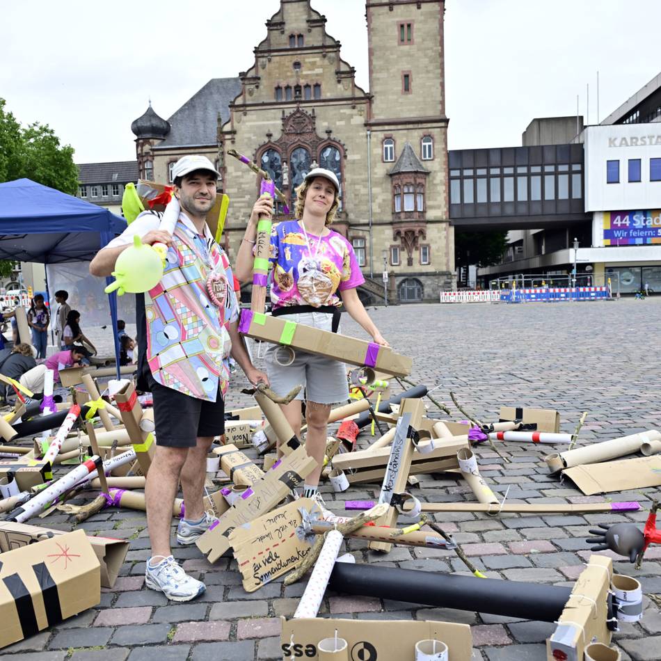 Kunstaktion in Rheydt: Warum am Wochenende Dutzende E-Scooter auf dem Marktplatz lagen