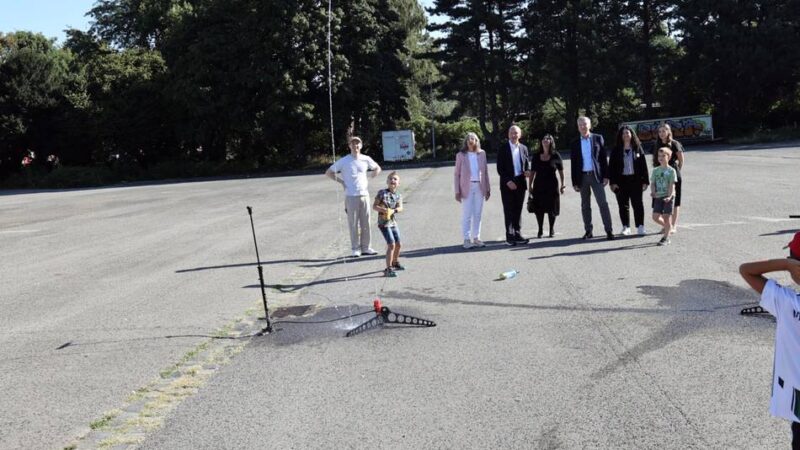 Kooperation mit der SMS Group: Wasserraketenstart beim ersten Sommer-Camp