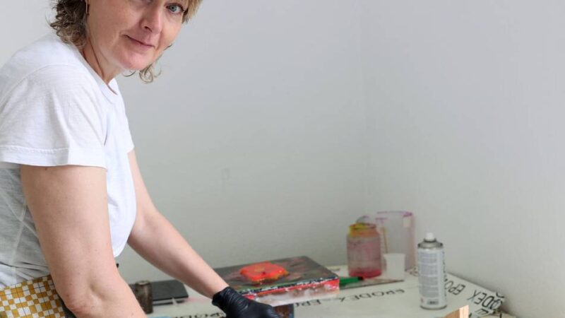 Künstlerin aus Mönchengladbach: „Als Mittfünfzigerin bewege ich mich auf dem Kunstmarkt eher in einer Grauzone“