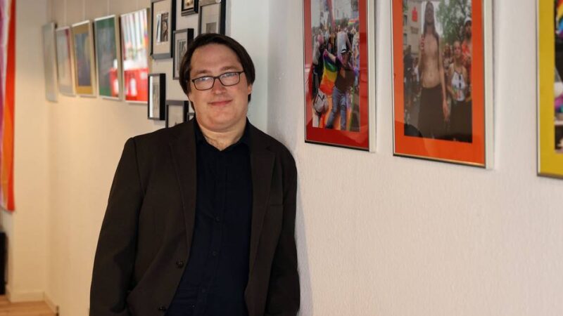 Ausstellung in Mönchengladbach: Was hinter den bunten Farben des CSD oft verborgen bleibt