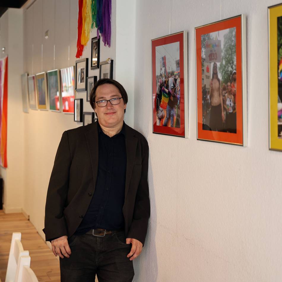 Ausstellung in Mönchengladbach: Was hinter den bunten Farben des CSD oft verborgen bleibt