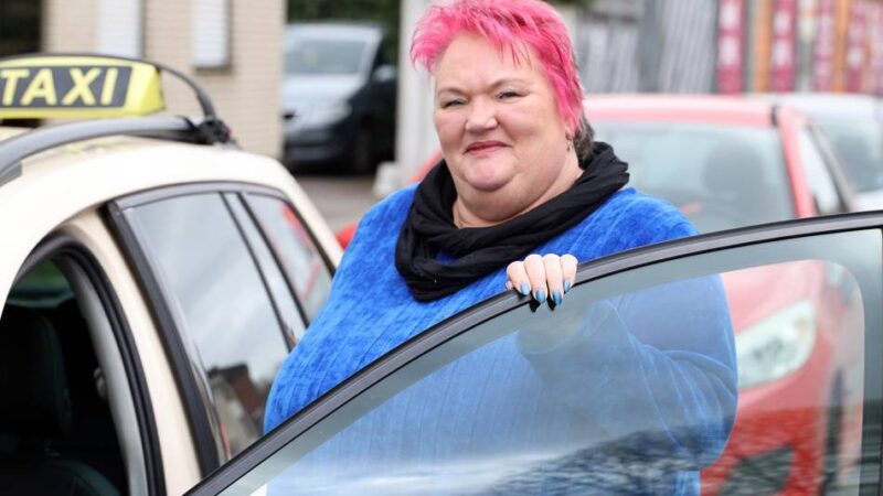 Taxifahrerin in Mönchengladbach: „Wenn man das Erlebte mit nach Hause nimmt, wird man verrückt“