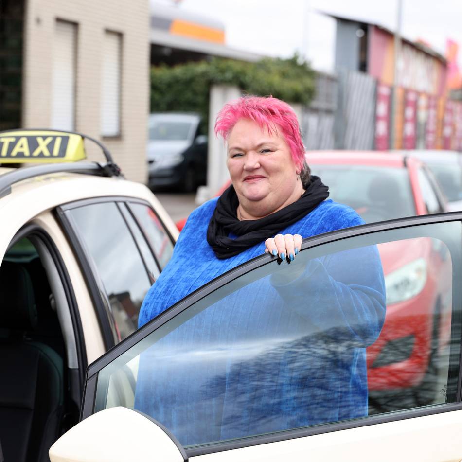 Taxifahrerin in Mönchengladbach: „Wenn man das Erlebte mit nach Hause nimmt, wird man verrückt“