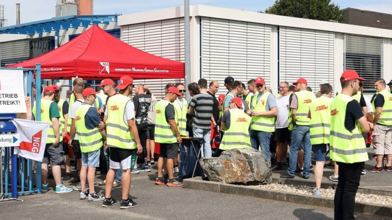 Arbeitskampf in Mönchengladbach: 48-Stunden-Streik bei Oettinger für mehr Lohn