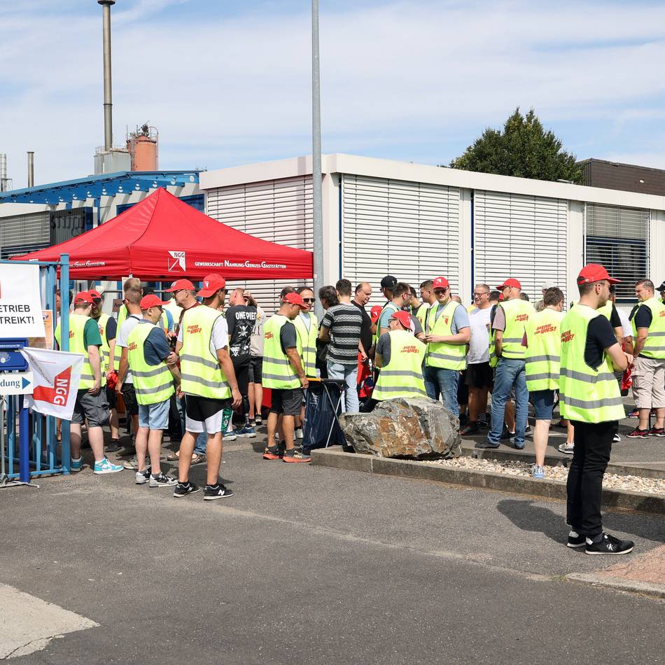 Arbeitskampf in Mönchengladbach: 48-Stunden-Streik bei Oettinger für mehr Lohn