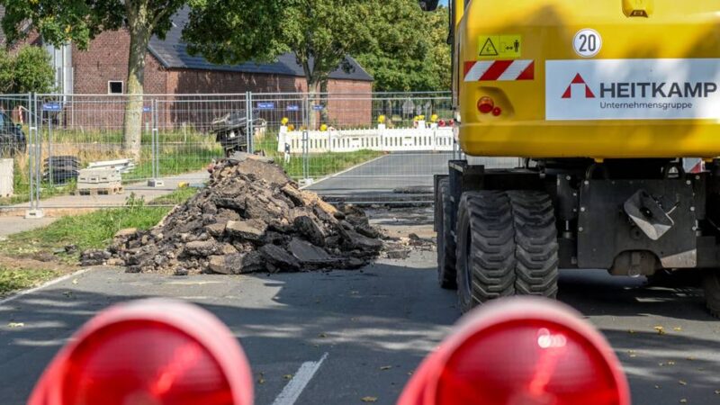 Warum ist die Fahrbahn zwischen Sonsbeck und Kevelaer abgsackt?: Bohrung für Erdkabel reißt Straße auf – Suche nach der Ursache