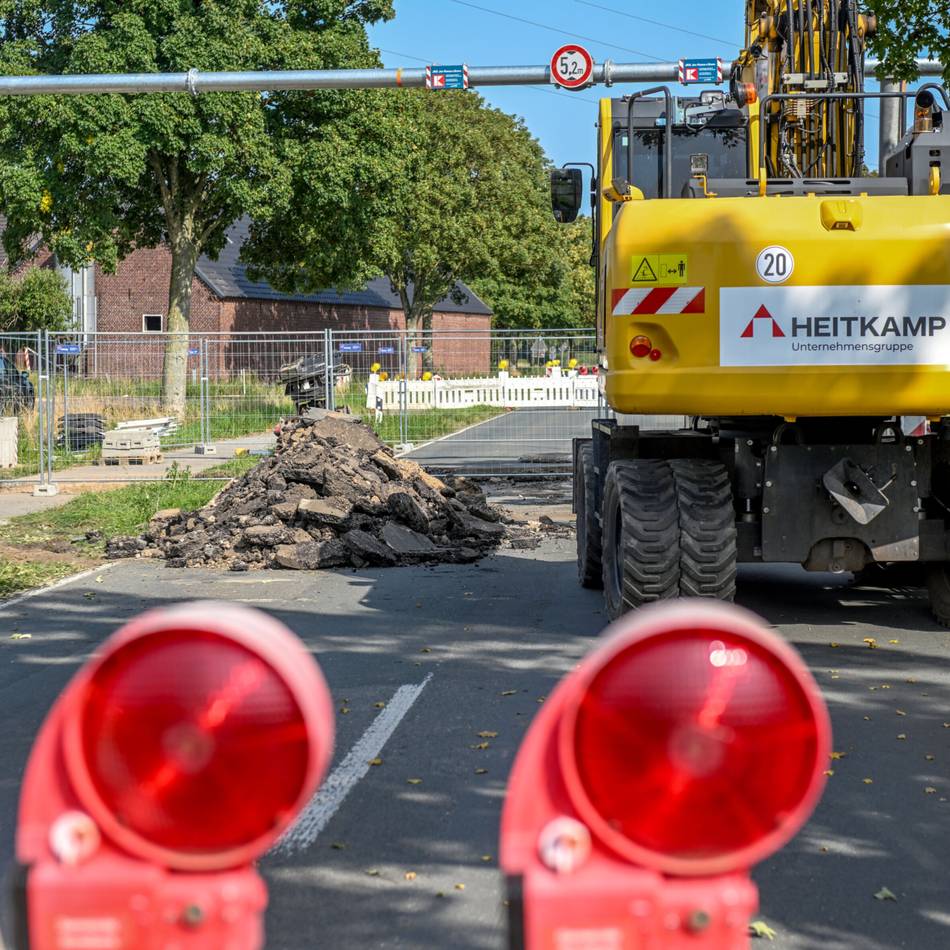 Warum ist die Fahrbahn zwischen Sonsbeck und Kevelaer abgsackt?: Bohrung für Erdkabel reißt Straße auf – Suche nach der Ursache