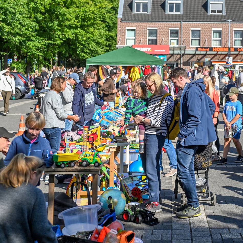 Traditioneller Trödel in Kempen: Auf Schnäppchenjagd auf dem Familientrödelmarkt