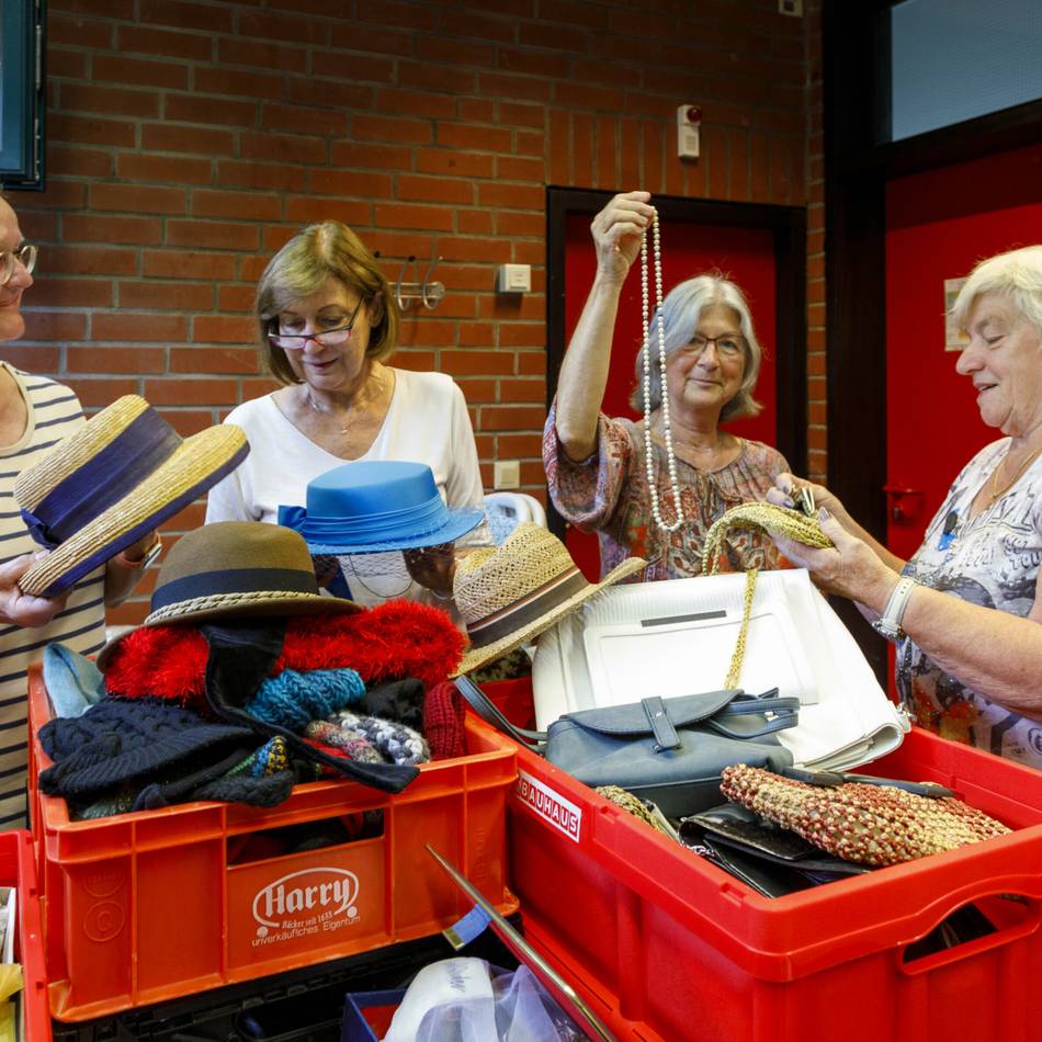 Zentrum plus in Garath: Ein Gabentisch voller Küchenhelfer