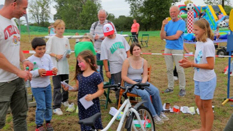 Kinderbelustigungskomitee Rheinberg: Lilly erklettert sich das Kinder-Fahrrad