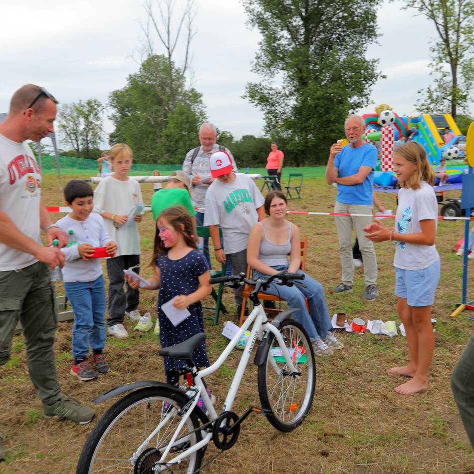 Kinderbelustigungskomitee Rheinberg: Lilly erklettert sich das Kinder-Fahrrad