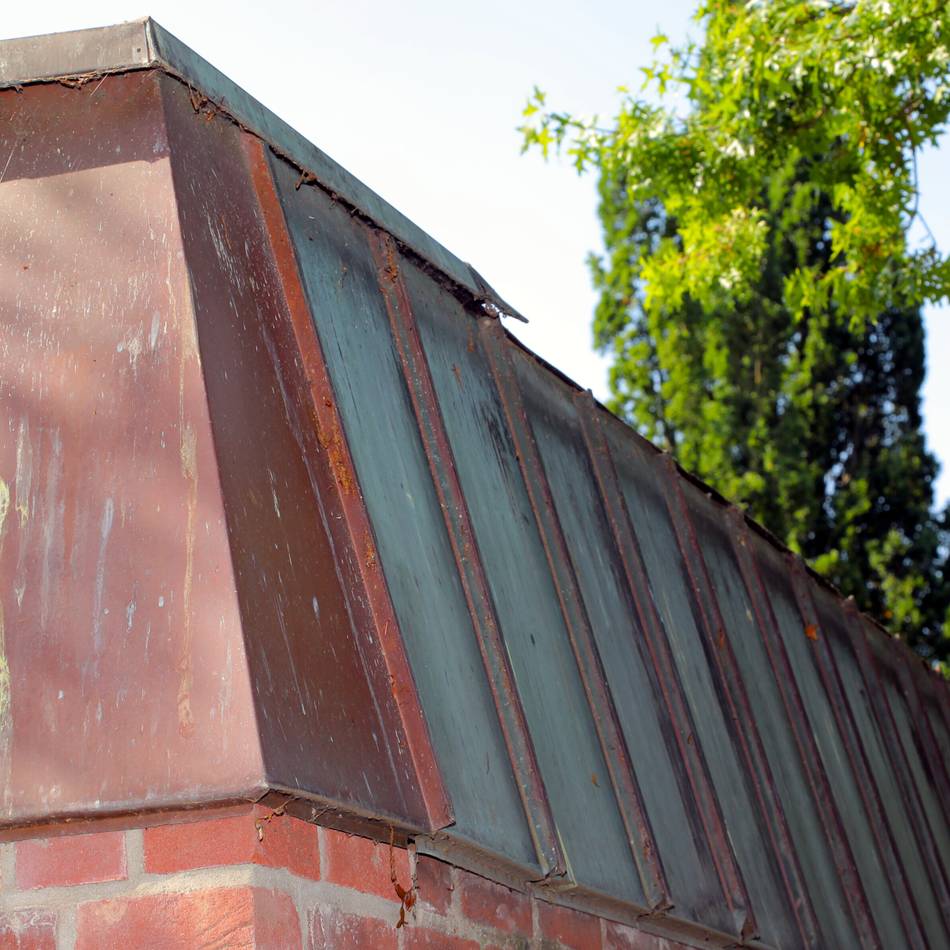 Vandalismus auf Xantener Friedhof: Kupferverkleidung von Trauerhalle gestohlen