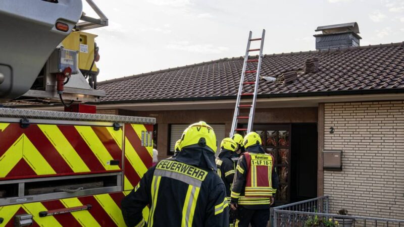 Dachboden brennt am Meisenweg: „Das war knapp“ – Rauchmelder schlägt bei Brand in Kevelaer an