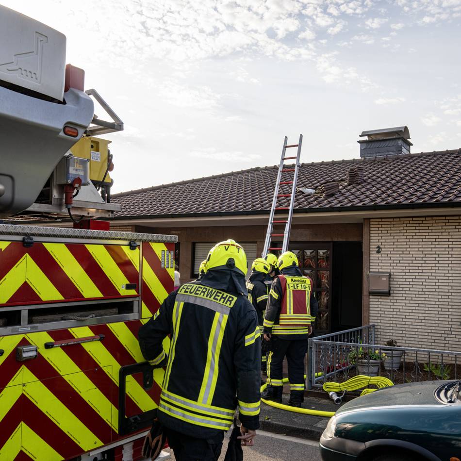 Dachboden brennt am Meisenweg: „Das war knapp“ – Rauchmelder schlägt bei Brand in Kevelaer an