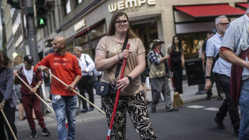 Demo gegen „Kö-Streife“: Obdachlose fegen die Königsallee – aus Protest gegen die Vertreibung von Bettlern