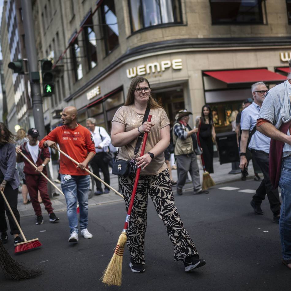 Demo gegen „Kö-Streife“: Obdachlose fegen die Königsallee – aus Protest gegen die Vertreibung von Bettlern