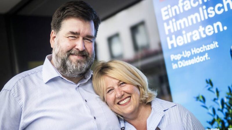 Pop-Up-Hochzeit in der Altstadt: Ein spontaner Segen zum Ehe-Jubiläum – Düsseldorfer feiern „wundervolle Jahre“