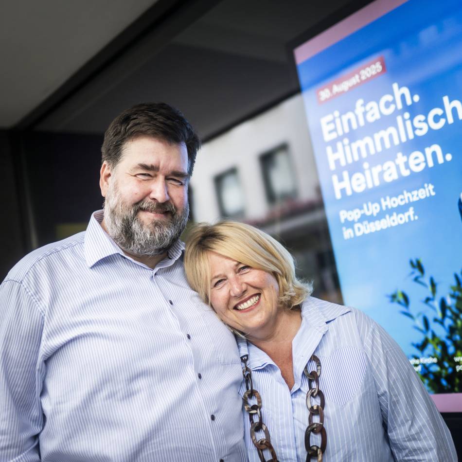 Pop-Up-Hochzeit in der Altstadt: Ein spontaner Segen zum Ehe-Jubiläum – Düsseldorfer feiern „wundervolle Jahre“