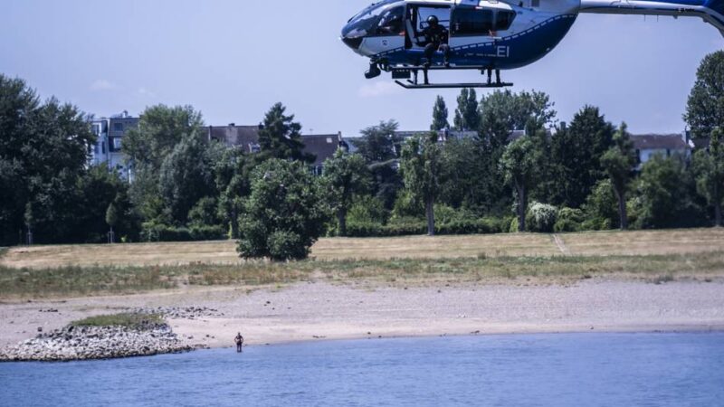 Einsatz in Düsseldorf-Oberkassel: Erster Tag des Badeverbots – Feuerwehr rückt wegen Personen im Rhein aus