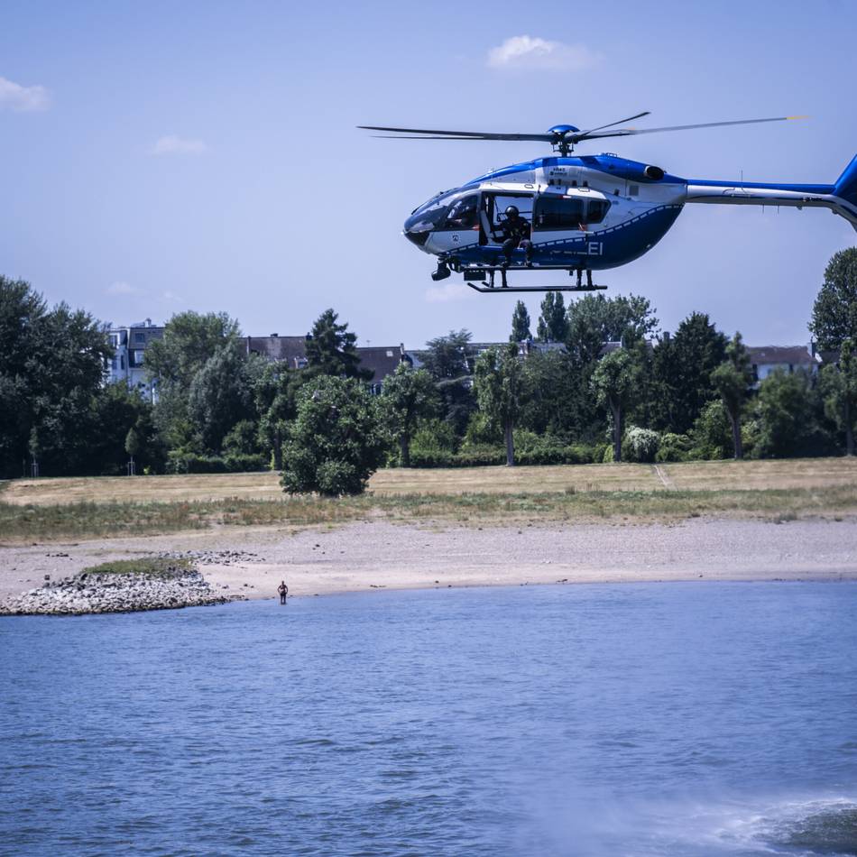 Einsatz in Düsseldorf-Oberkassel: Erster Tag des Badeverbots – Feuerwehr rückt wegen Personen im Rhein aus