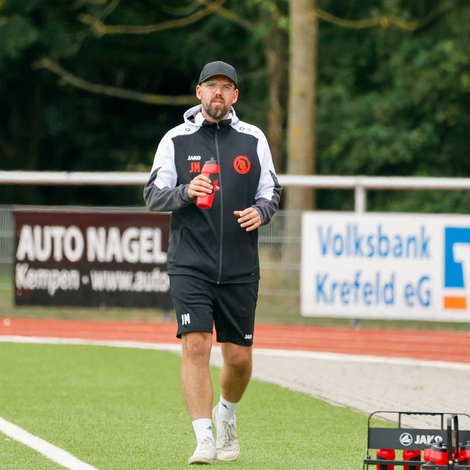 Drei Bezirksligisten weiter makellos: Brian Dollen verhilft Tönisberg mit drittem Saisontor zum zweiten Sieg