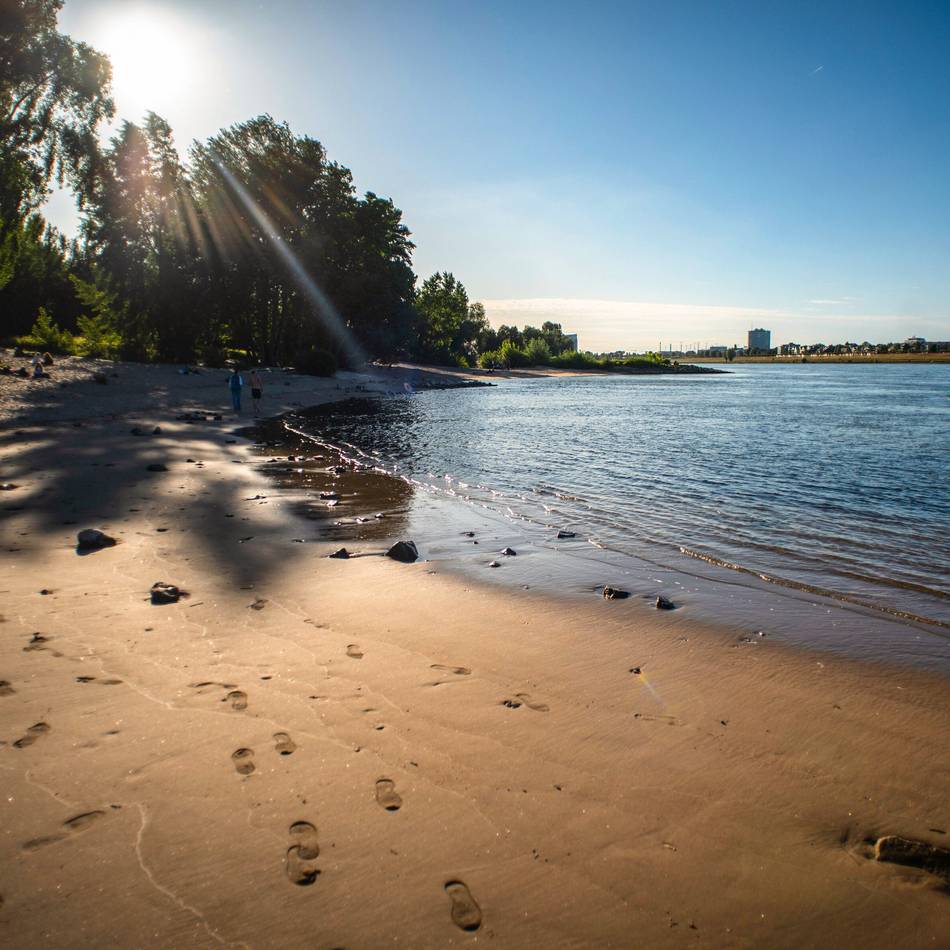 Düsseldorf streicht Namen für Rheinufer: Neuer Name ist überflüssig – wir treffen uns weiter am Paradiesstrand!