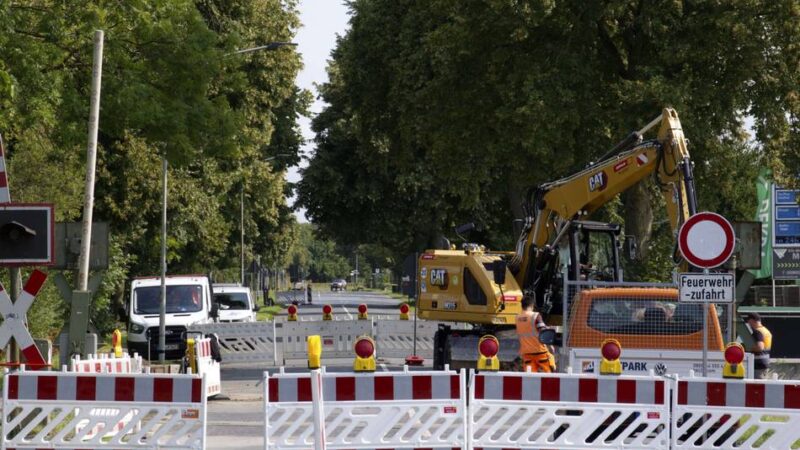 Gemeinde Alpen informiert: Arbeiten am Bahnübergang Weseler Straße verzögern sich