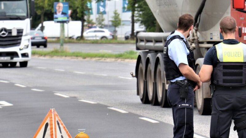 Kurioser Vorfall bei Schwerpunkt-Einsatz im Rhein-Kreis Neuss: Autofahrer gerät zweimal in Drogenkontrolle